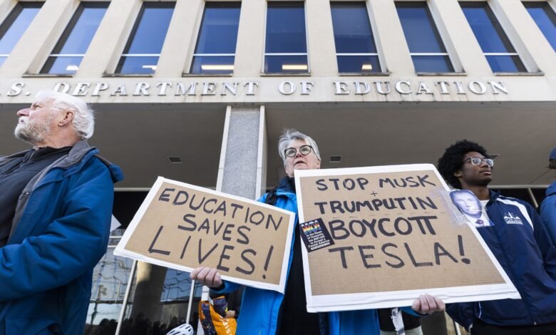 Trump hoped to sign the order of destruption of the Department of Education, the sources say