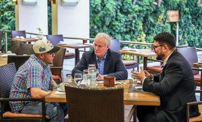 Photo: The American senator Chris Van Hollen celebrates a meeting with the Salvadoran migrant Kilmar Abrego Garcia (L), an American citizen deported by mistake to his country of origin, in a hotel in San Salvador on April 17, 2025.