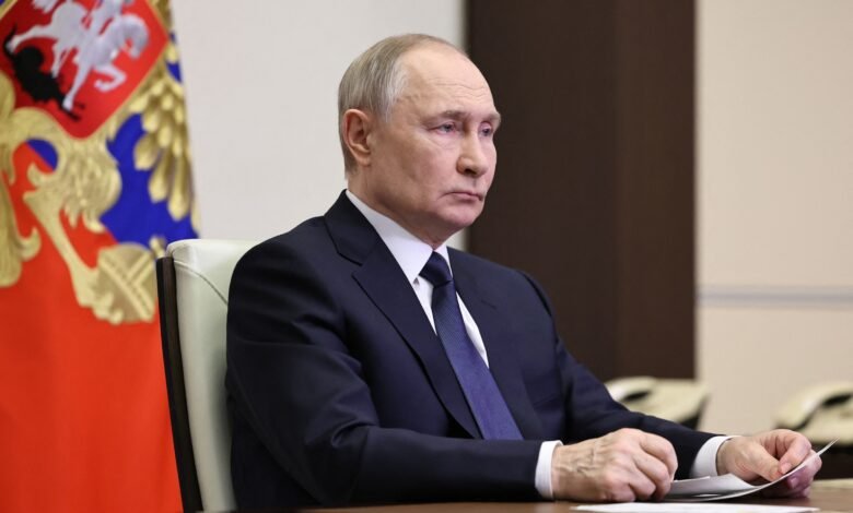 Photo: In this pool, the photograph distributed by the Russian state agency Sputnik, the president of Russia, Vladimir Putin, attends a meeting in the state residence of Novo-Aagatovo outside Moscow on April 26, 2025.
